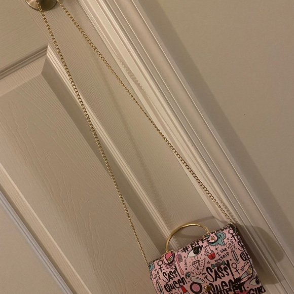Cute and fun crossbody bag! Transfers from crossbody to handheld! - Picture 4 of 6